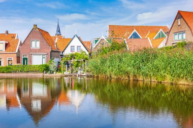 Volendam 'daki eski sokaklar. Eski bir balıkçı köyü, tipik ahşap evler mimarisi. Turistler için popüler bir dönüm noktası ve seyahat yeri.