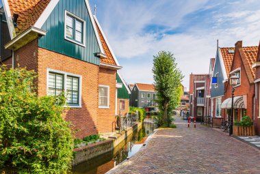 Volendam 'daki eski sokaklar. Eski bir balıkçı köyü, tipik ahşap evler mimarisi. Turistler için popüler bir dönüm noktası ve seyahat yeri.