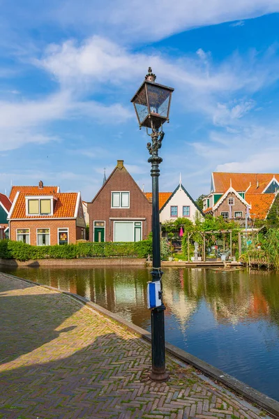 Volendam 'daki eski sokaklar. Eski bir balıkçı köyü, tipik ahşap evler mimarisi. Turistler için popüler bir dönüm noktası ve seyahat yeri.
