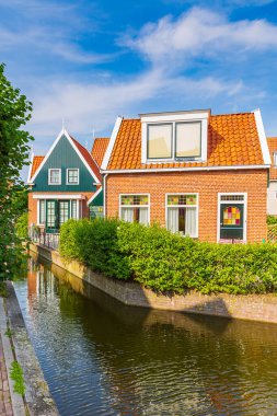 Volendam 'daki eski sokaklar. Eski bir balıkçı köyü, tipik ahşap evler mimarisi. Turistler için popüler bir dönüm noktası ve seyahat yeri.