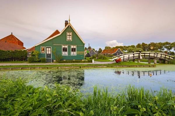 Geleneksel Hollanda evi, yel değirmeni, tarihi mimari ve Zaanse Schans 'taki su üzerindeki köprü, popüler turistik yapı..