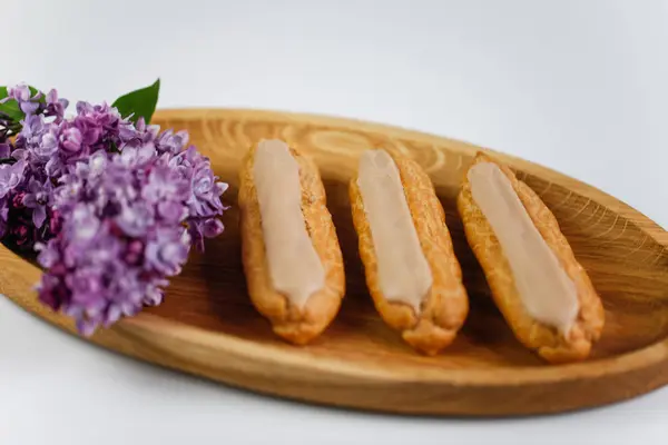 Eclairs em fundo branco — Fotografia de Stock