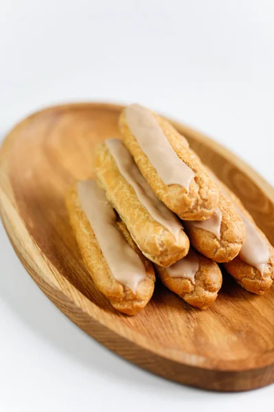 Eclairs em fundo branco — Fotografia de Stock