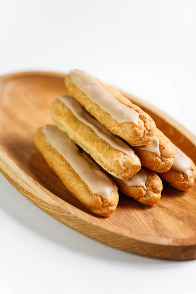 Eclairs på vit bakgrund — Stockfoto