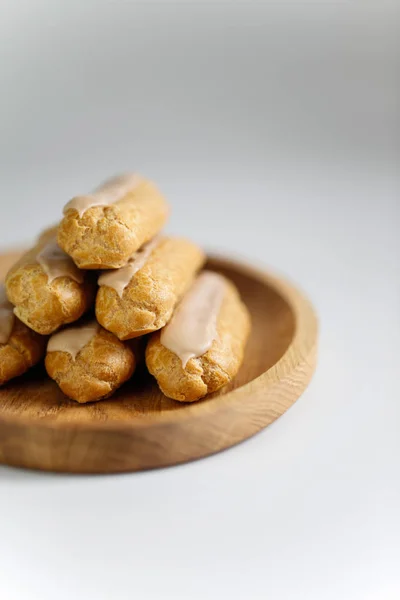 Eclairs em fundo branco — Fotografia de Stock