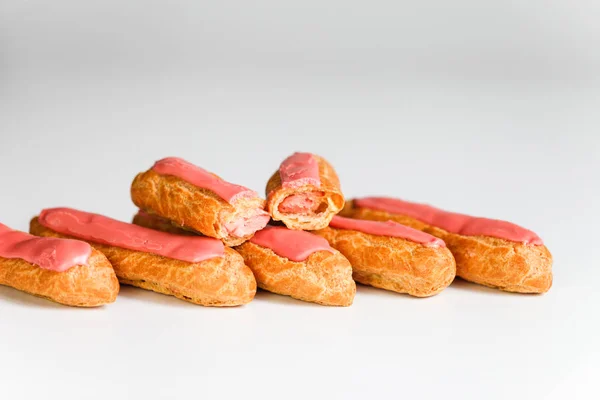 Eclairs em fundo branco — Fotografia de Stock