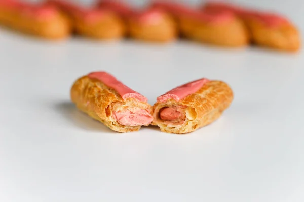 Eclairs em fundo branco — Fotografia de Stock