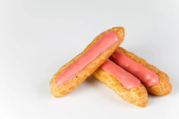 Eclairs auf weißem Hintergrund — Stockfoto