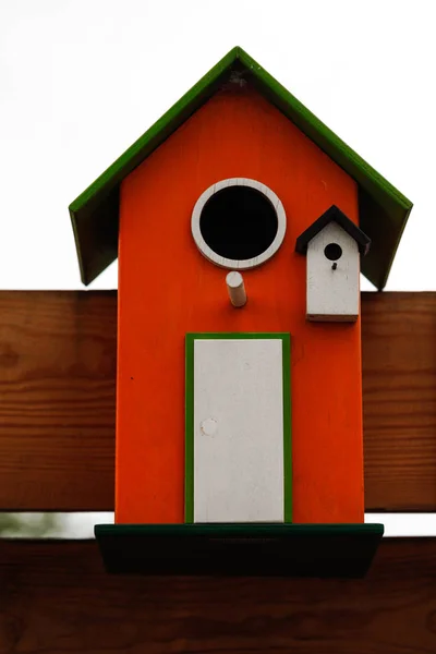 Деревянные украшения, идея ремесла - птичий домик — стоковое фото