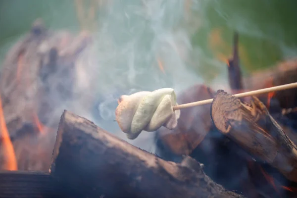 在火上烤棉花糖 — 图库照片