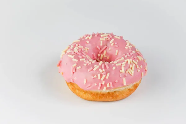 Donut rosa no fundo liso — Fotografia de Stock