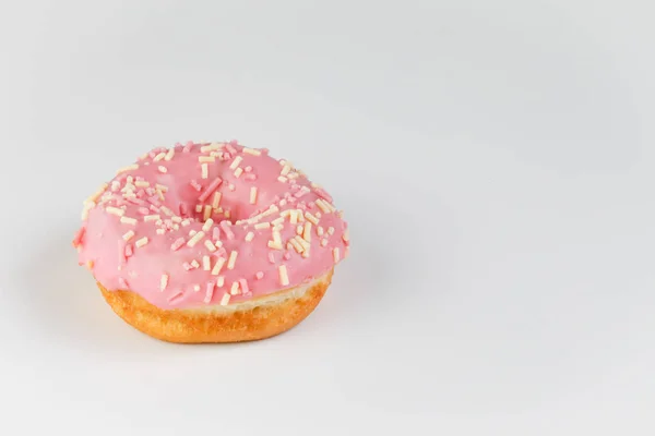 Düz arka plan üzerinde pembe çörek