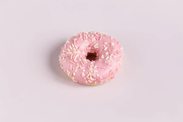 Düz arka plan üzerinde pembe çörek