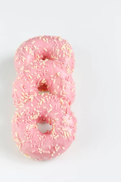 Düz arka plan üzerinde pembe çörek