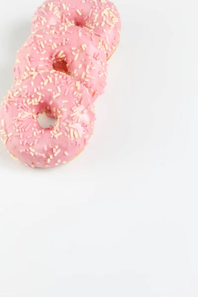 Donut rosa no fundo liso — Fotografia de Stock