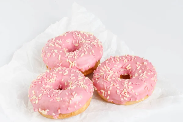 Donut rosa no fundo liso — Fotografia de Stock