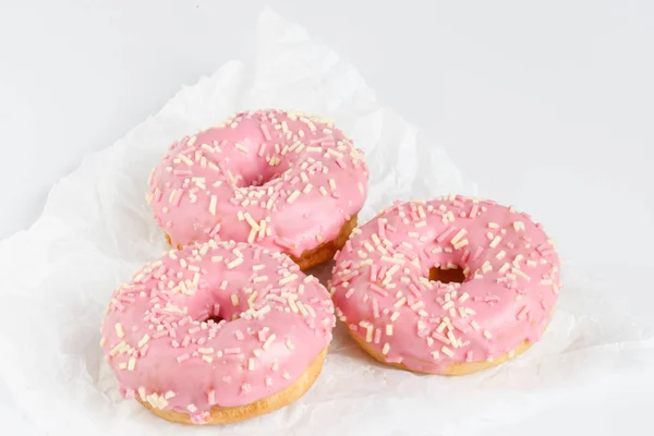 Düz arka plan üzerinde pembe çörek