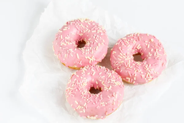 Donut rosa no fundo liso — Fotografia de Stock