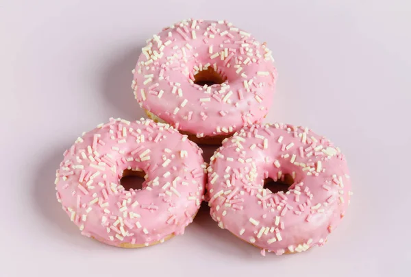 Rosa donut på enkel bakgrund — Stockfoto