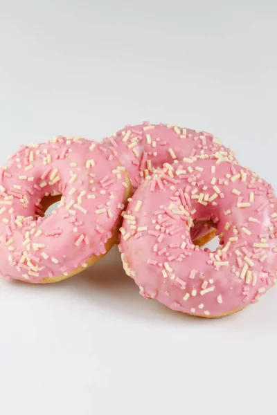 Düz arka plan üzerinde pembe çörek