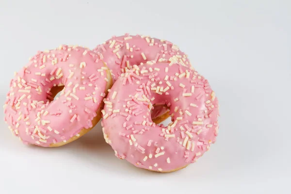 Düz arka plan üzerinde pembe çörek