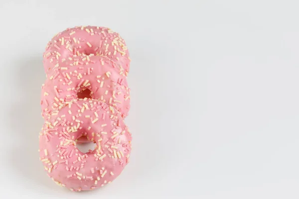 Рожевий пончик на звичайному фоні — стокове фото