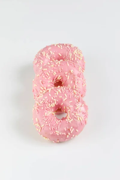 Düz arka plan üzerinde pembe çörek