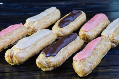 Eklerleri ahşap arka plan üzerinde