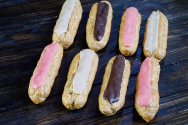 Eklerleri ahşap arka plan üzerinde