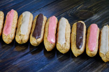 Eklerleri ahşap arka plan üzerinde