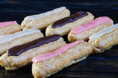 Eklerleri ahşap arka plan üzerinde