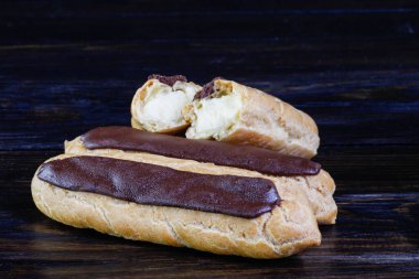 Eklerleri ahşap arka plan üzerinde