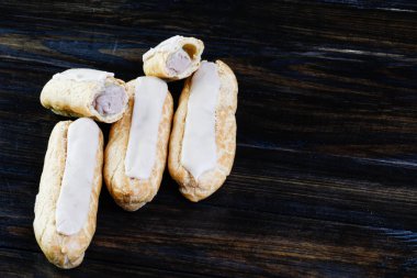 Eklerleri ahşap arka plan üzerinde