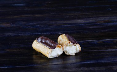 Eklerleri ahşap arka plan üzerinde