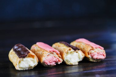 Eklerleri ahşap arka plan üzerinde