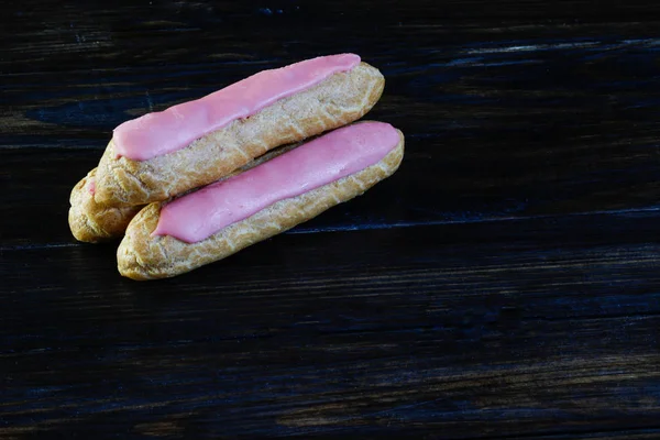 Eclairs em fundo de madeira — Fotografia de Stock