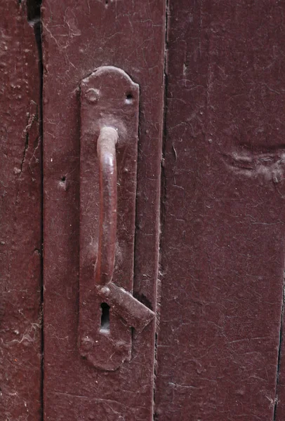 Vecchio maniglia della porta dipinta con portachiavi — Foto Stock