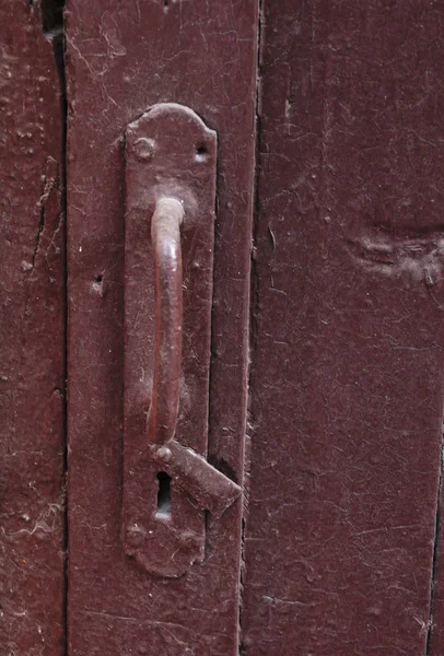 Hayır ile eski boyalı kapı kolu