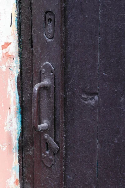 Hayır ile eski boyalı kapı kolu