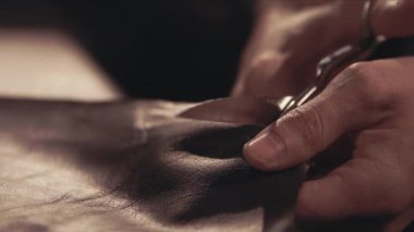 Master deri makasla kesme.