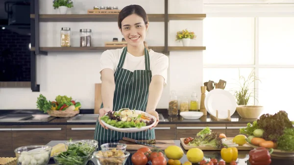 Asyalı kadınlar sağlıkla ilgilenir. Önde salatalı kase hazır olsun..