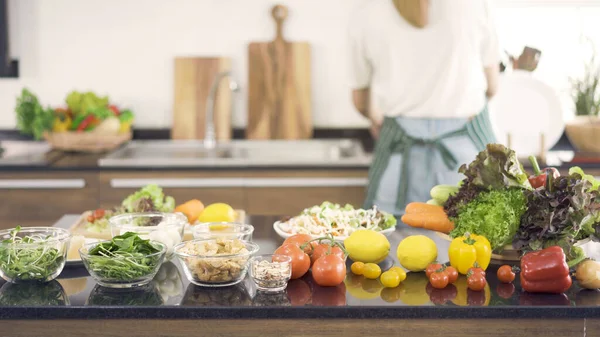 Salata için hammadde olan çeşitli taze sebzeler. Mutlu aile kavramı, modern mutfak..