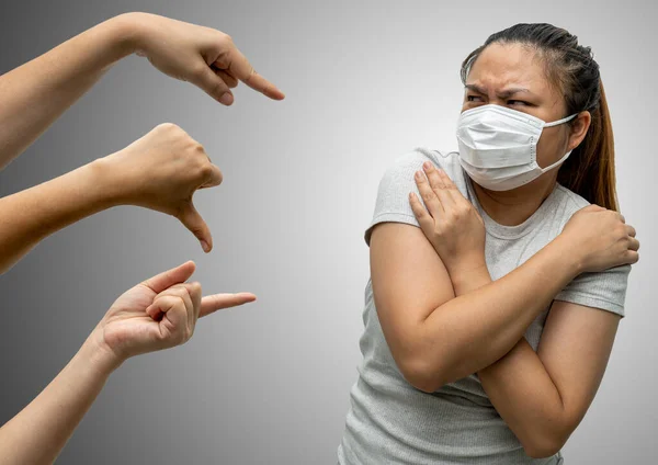 Hijyenik maske takan Asyalı kadınlar zorbalığa uğruyor ve onunla alay eden ellerle kuşatılmaktan nefret ediyorlar.,