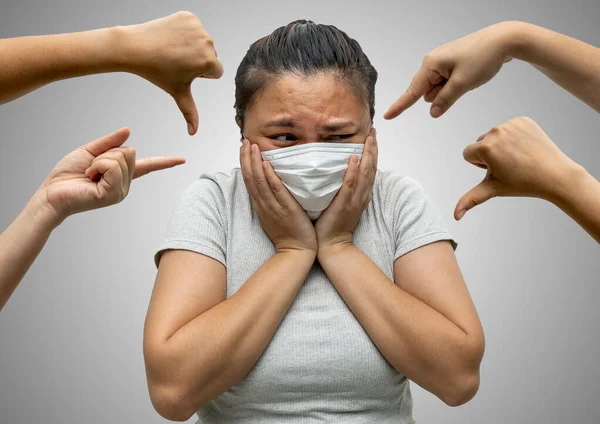 Hijyenik maske takan Asyalı kadınlar zorbalığa uğruyor ve onunla alay eden ellerle kuşatılmaktan nefret ediyorlar.,