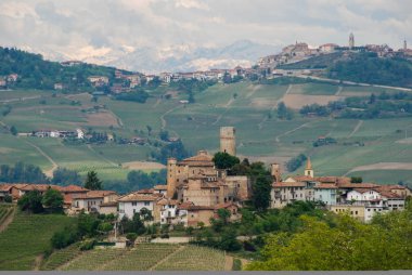 Langhe hills Castel ile görünümünü