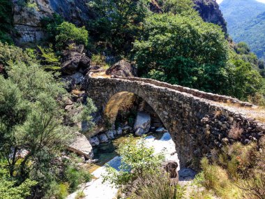 Rocchetta Nervina taş köprüsü