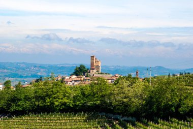 Serralunga d'Alba ile kale, görünümünü Piedmont - İtalya