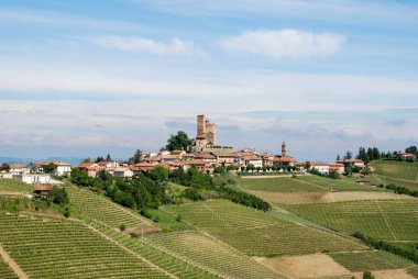 Serralunga d'Alba ile kale, görünümünü Piedmont - İtalya
