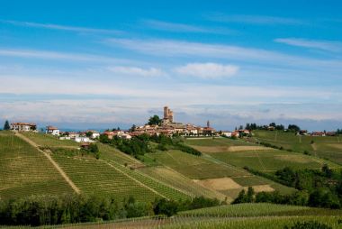 Serralunga d'Alba ile kale, görünümünü Piedmont - İtalya
