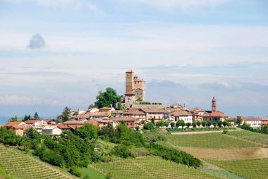 Serralunga d'Alba ile kale, görünümünü Piedmont - İtalya